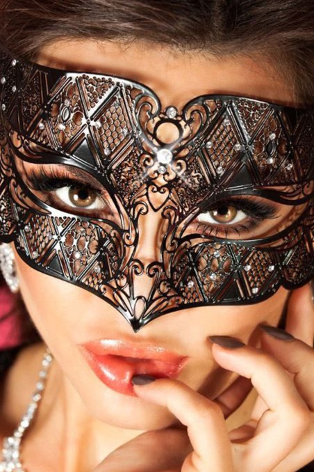 Maschera nera in metallo filigranato con strass
