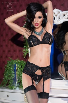 Set intimo in pizzo nero con reggicalze e perizoma aperto